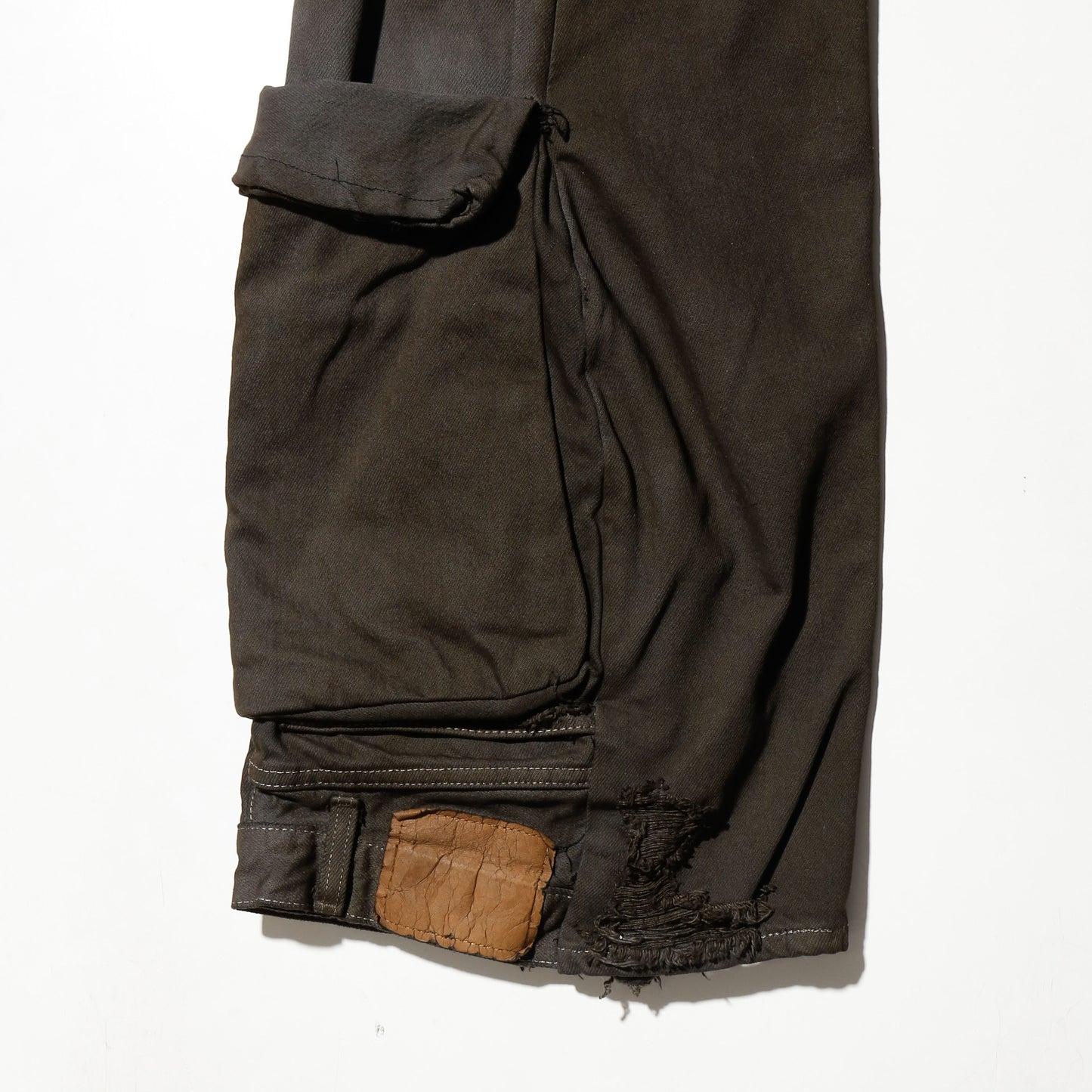 *one-off broken cargo upside down jeans: model-maddy finish