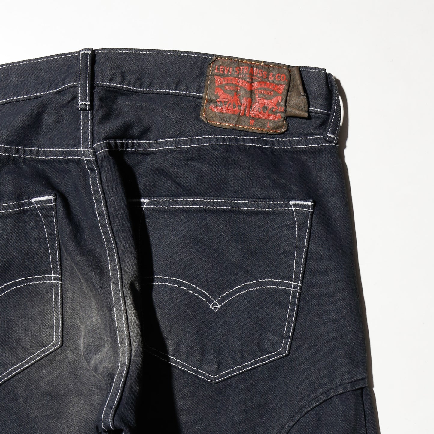 *one-off genom jeans: model-fade finish