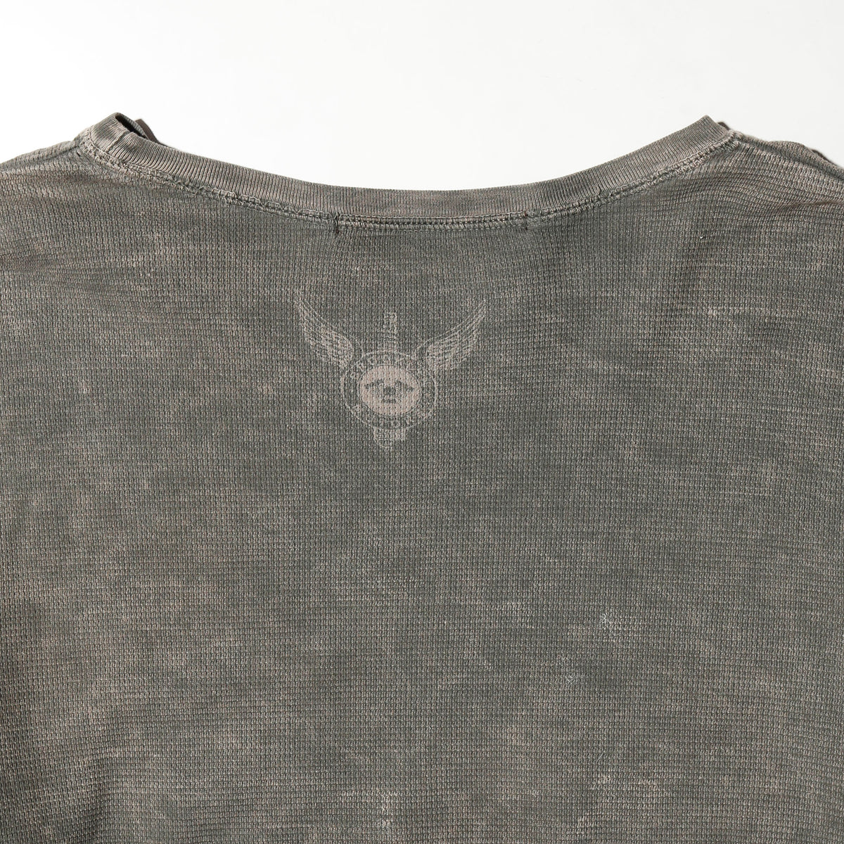 *one-off "the world is yours" hand screen l/s