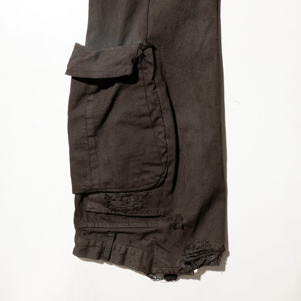 *one-off broken cargo upside down jeans: model-maddy finish