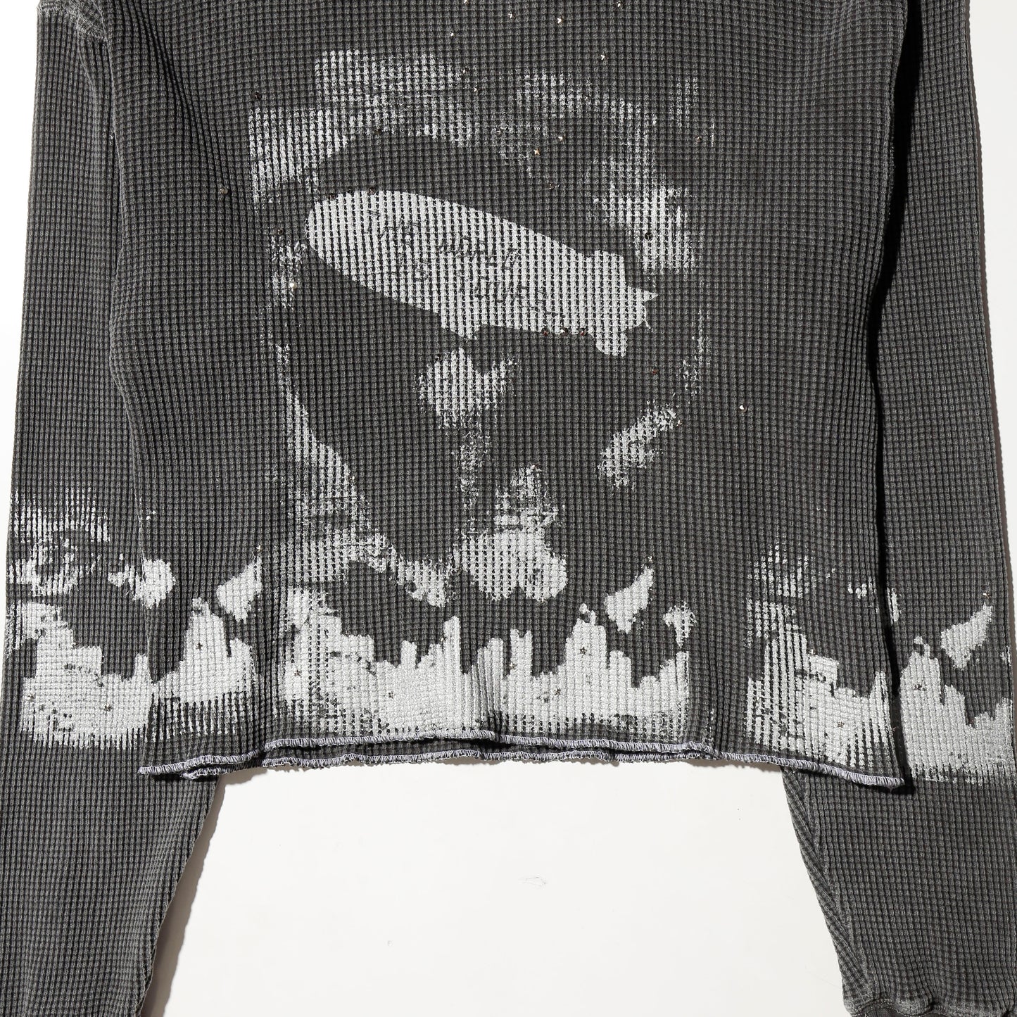 *one-off "the world is yours" hand screen l/s