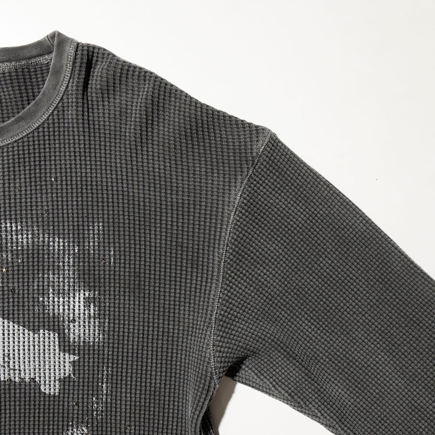 *one-off "the world is yours" hand screen l/s