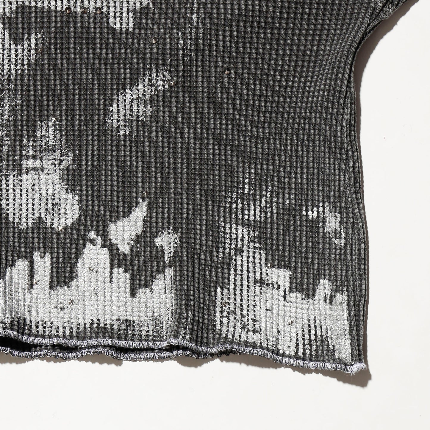 *one-off "the world is yours" hand screen l/s