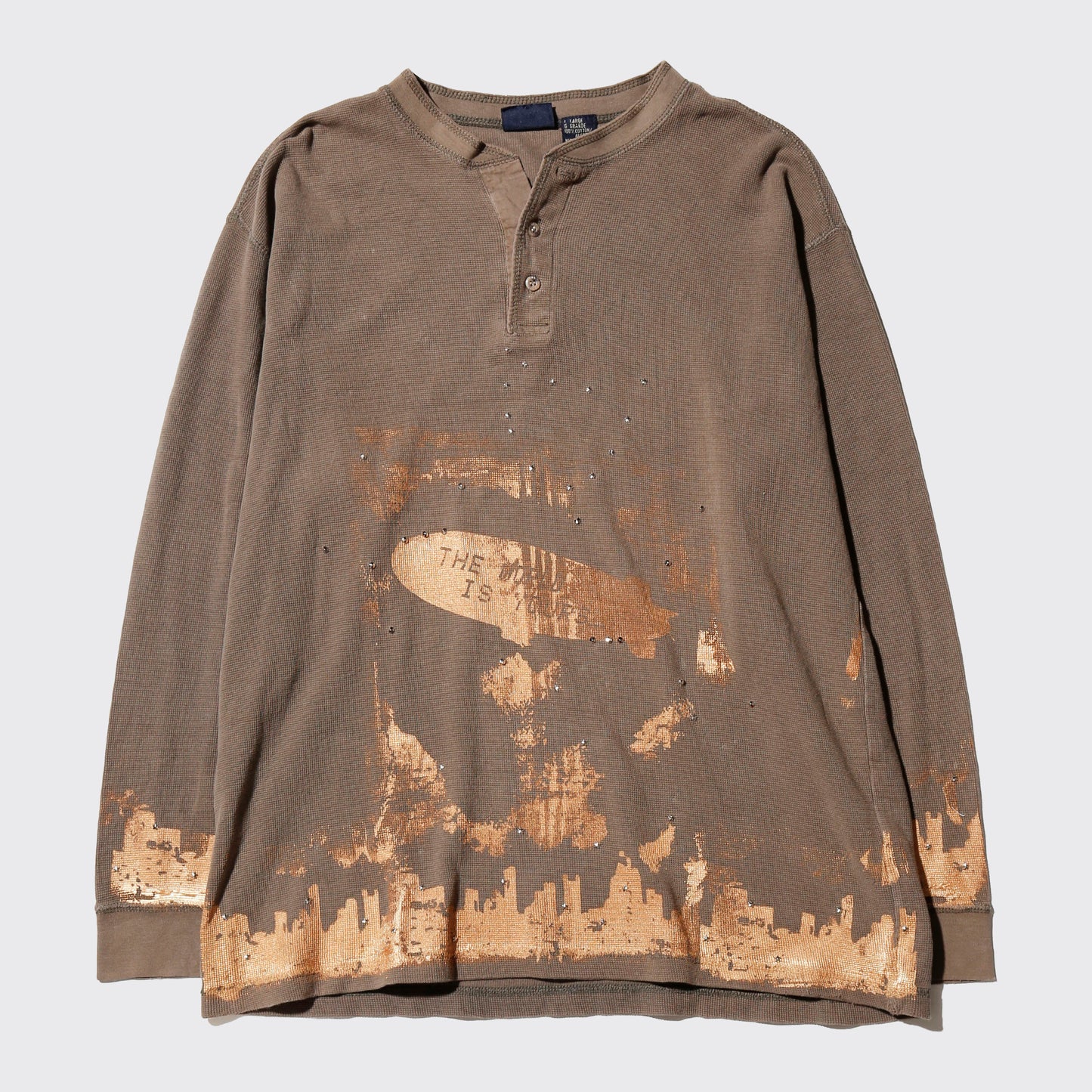 *one-off "the world is yours" hand screen l/s