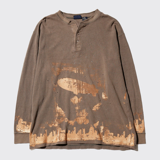 *one-off "the world is yours" hand screen l/s