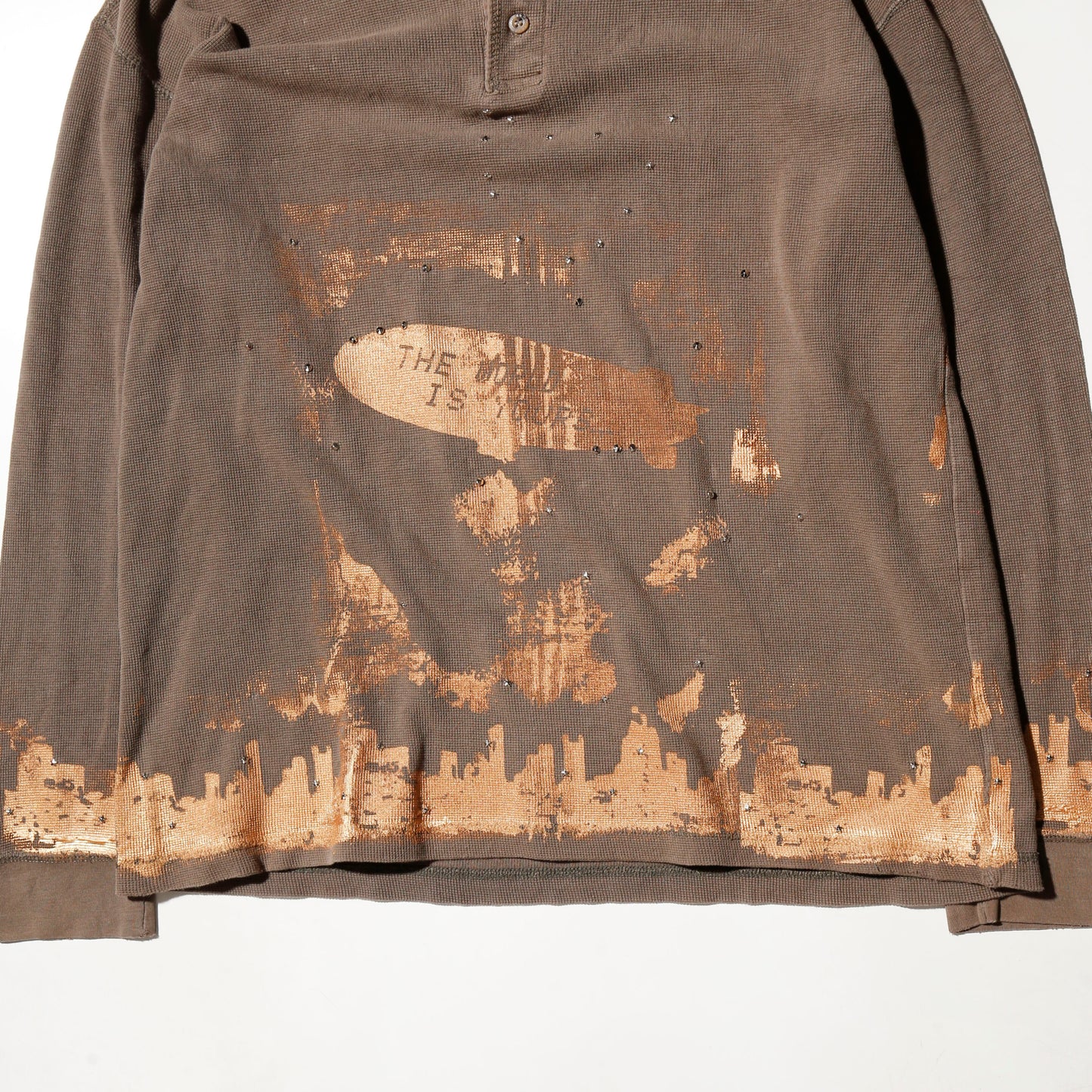*one-off "the world is yours" hand screen l/s