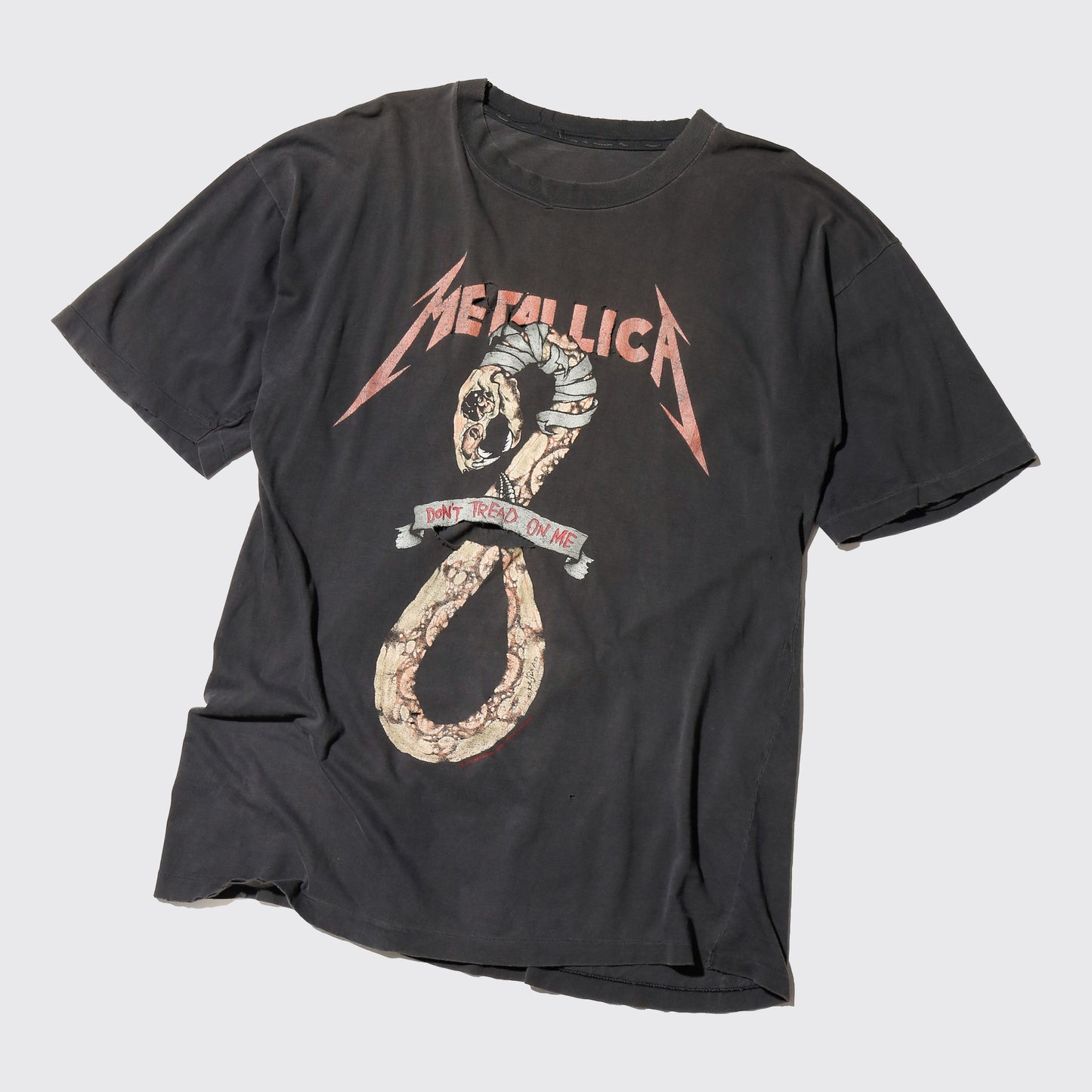 vintage 1991’s Metallica “don't tread on me” broken t-shirt