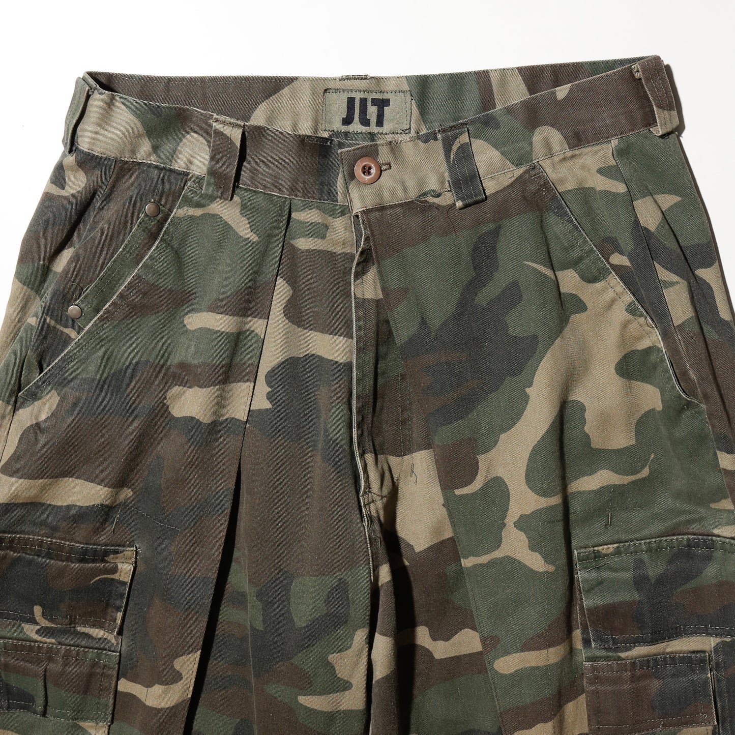 *one-off center tuck cargo wide shorts