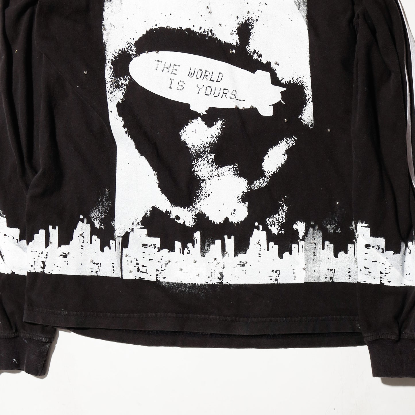 *one-off "the world is yours" hand screen l/s