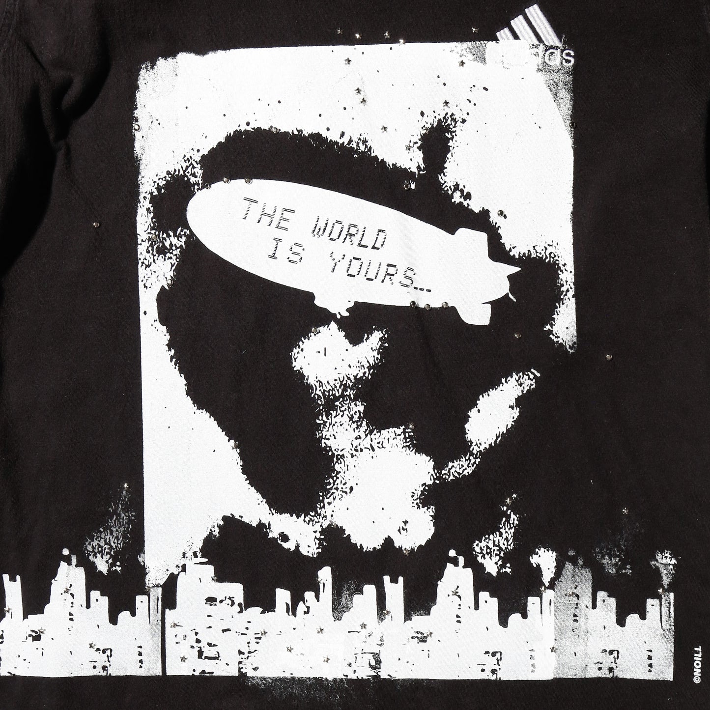 *one-off "the world is yours" hand screen l/s