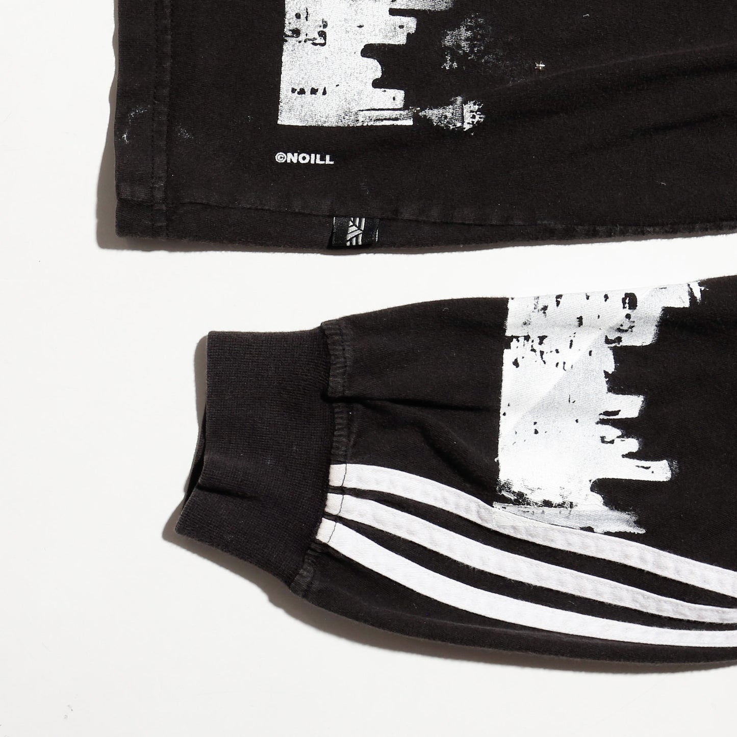 *one-off "the world is yours" hand screen l/s