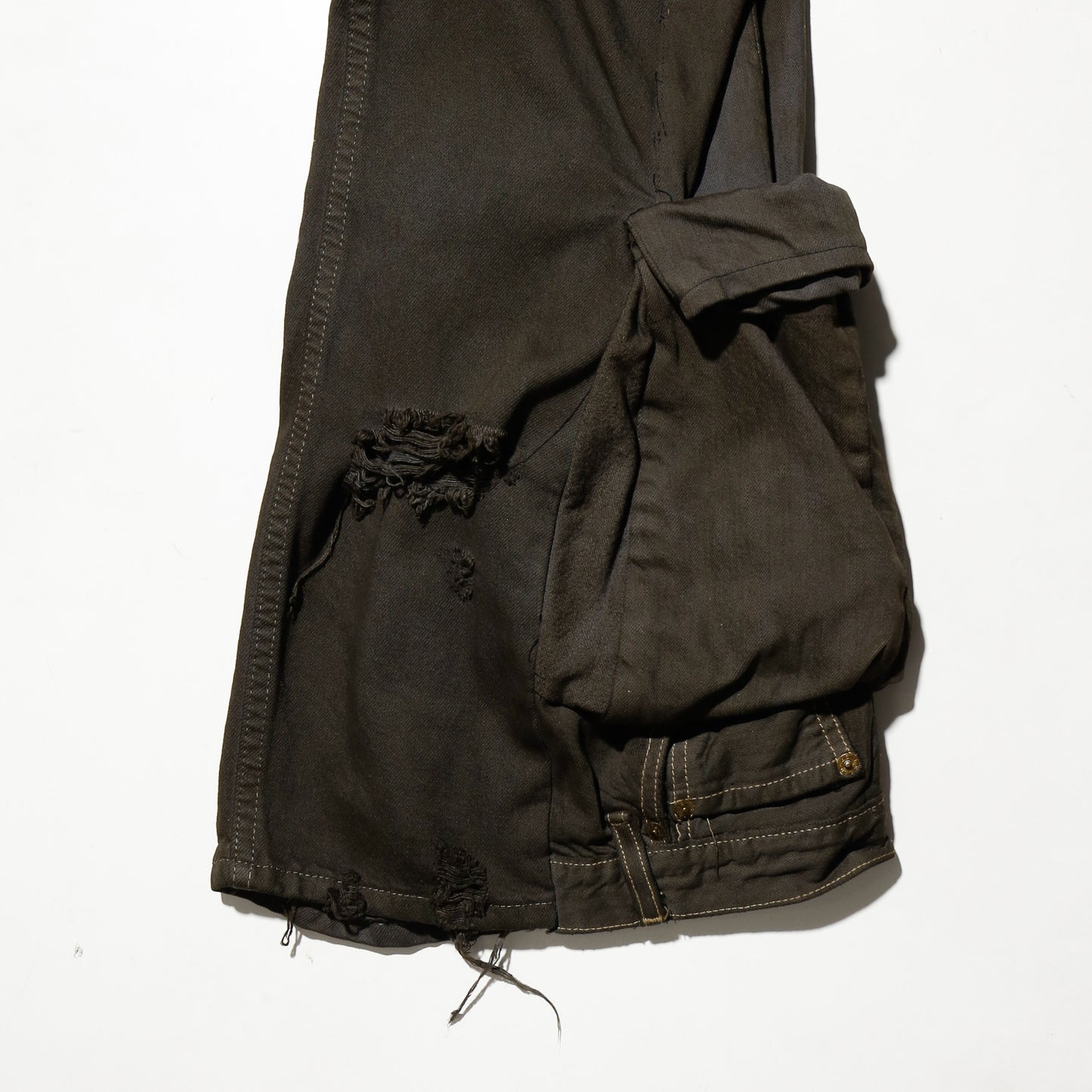 *one-off broken cargo upside down jeans: model-maddy finish