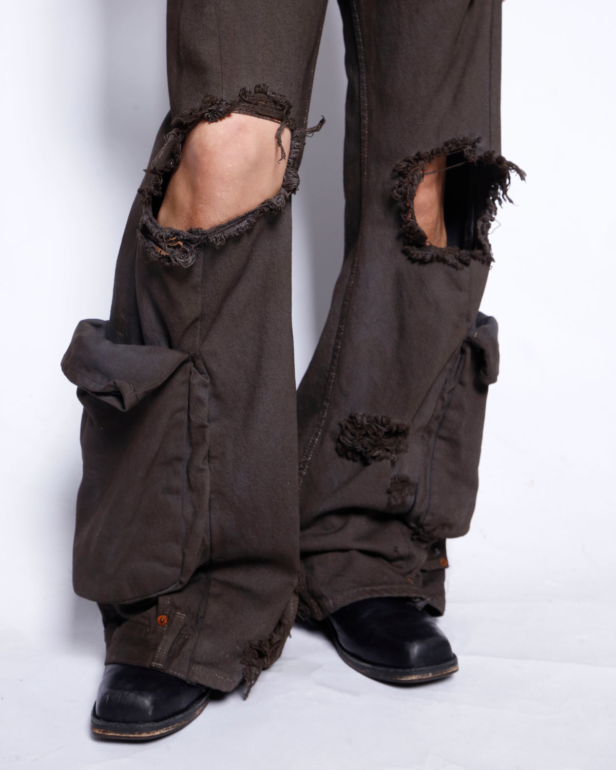*one-off broken cargo upside down jeans: model-maddy finish