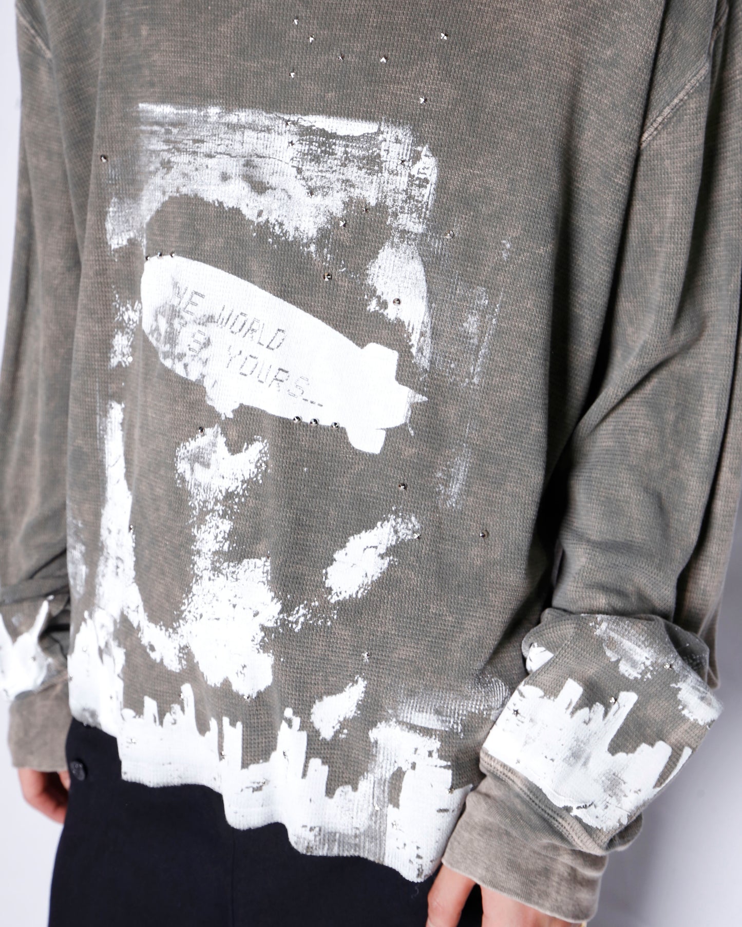 *one-off "the world is yours" hand screen l/s