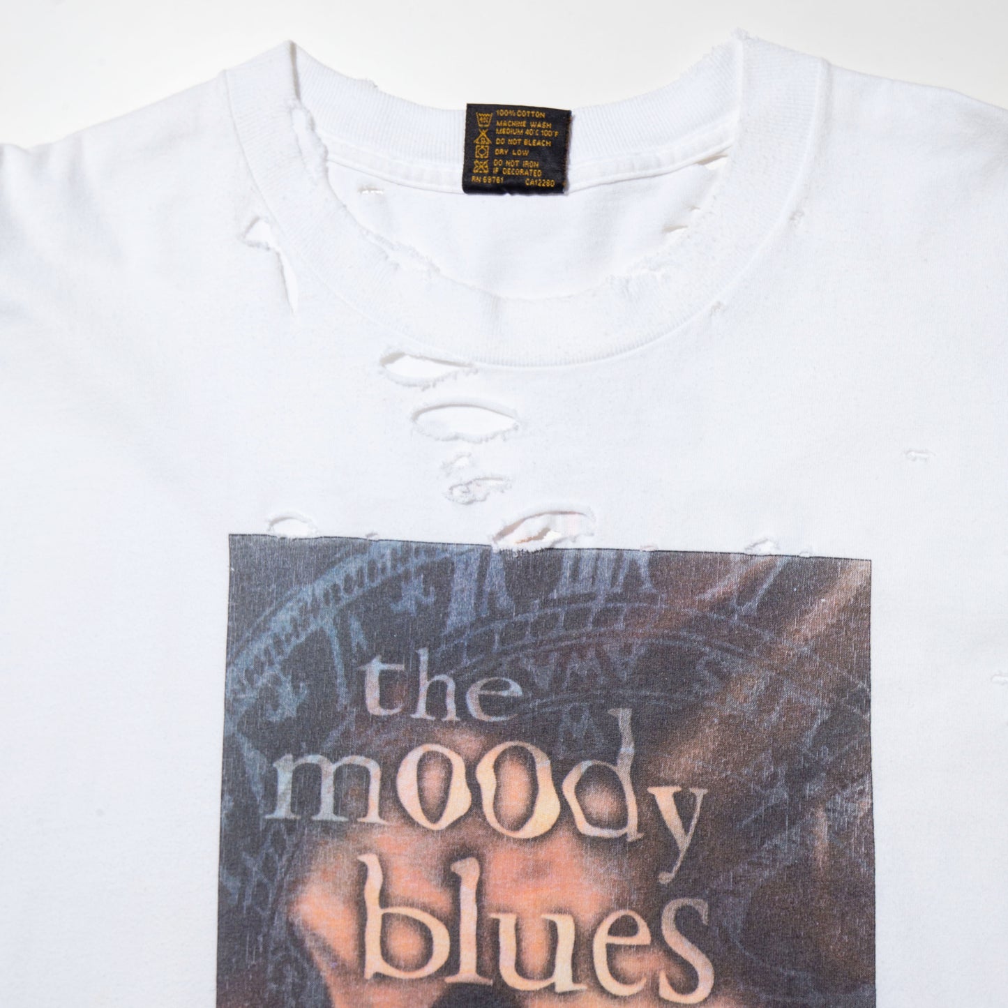 vintage 1995's The Moody Blues tour broken t-shirt
