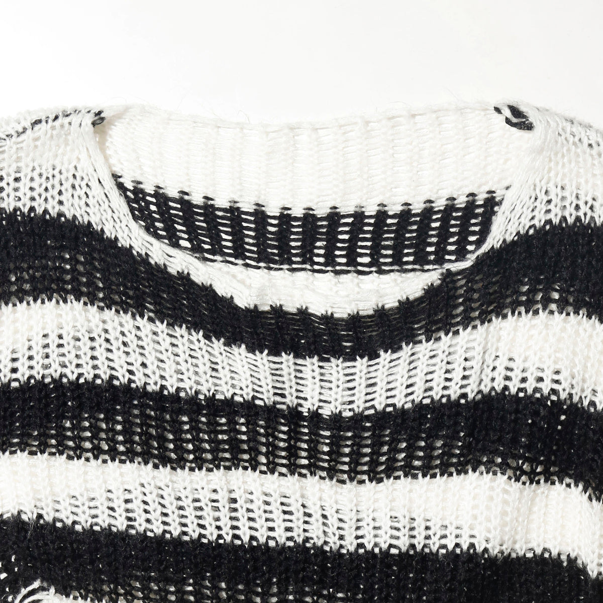 *one-off broken low gauge border sweater