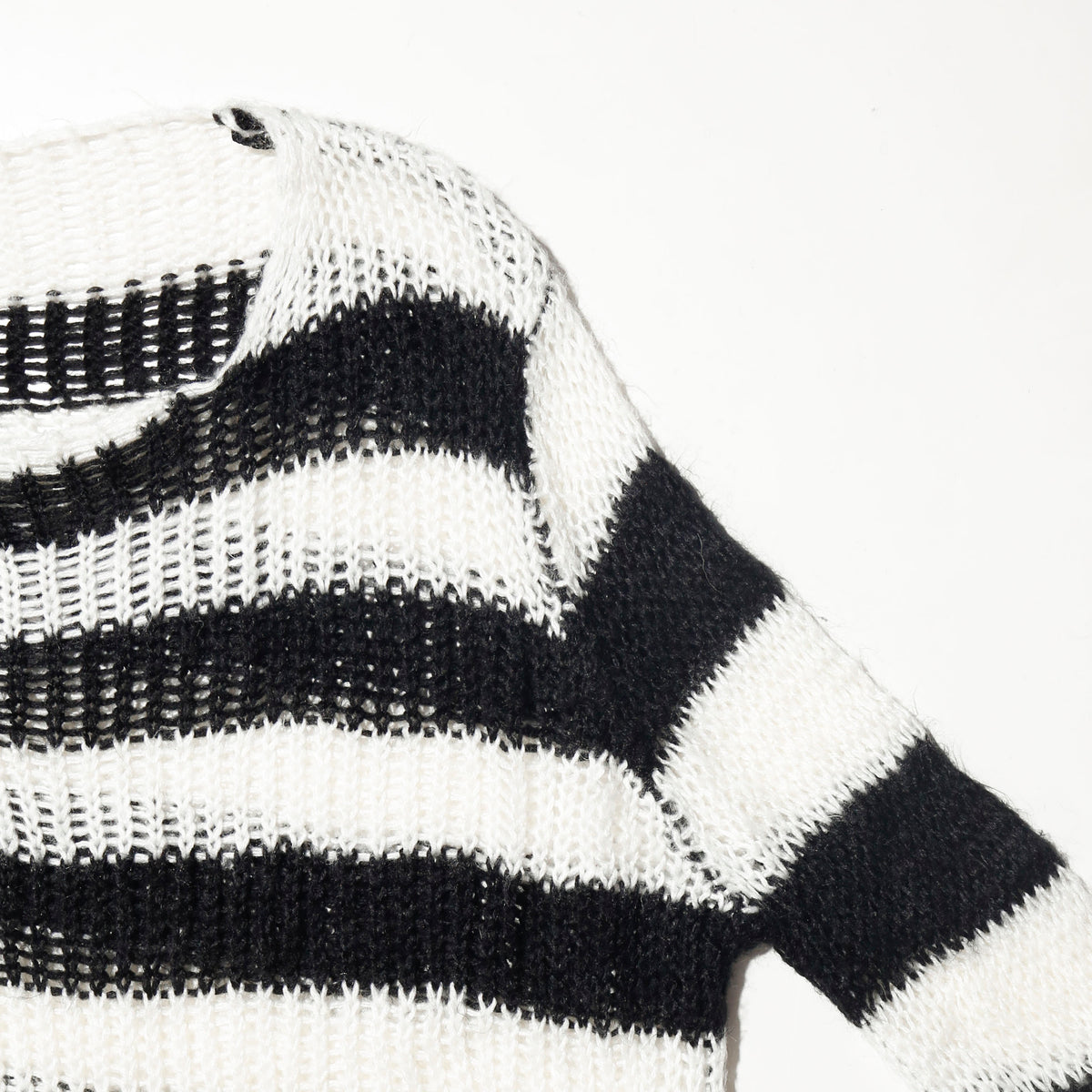*one-off broken low gauge border sweater