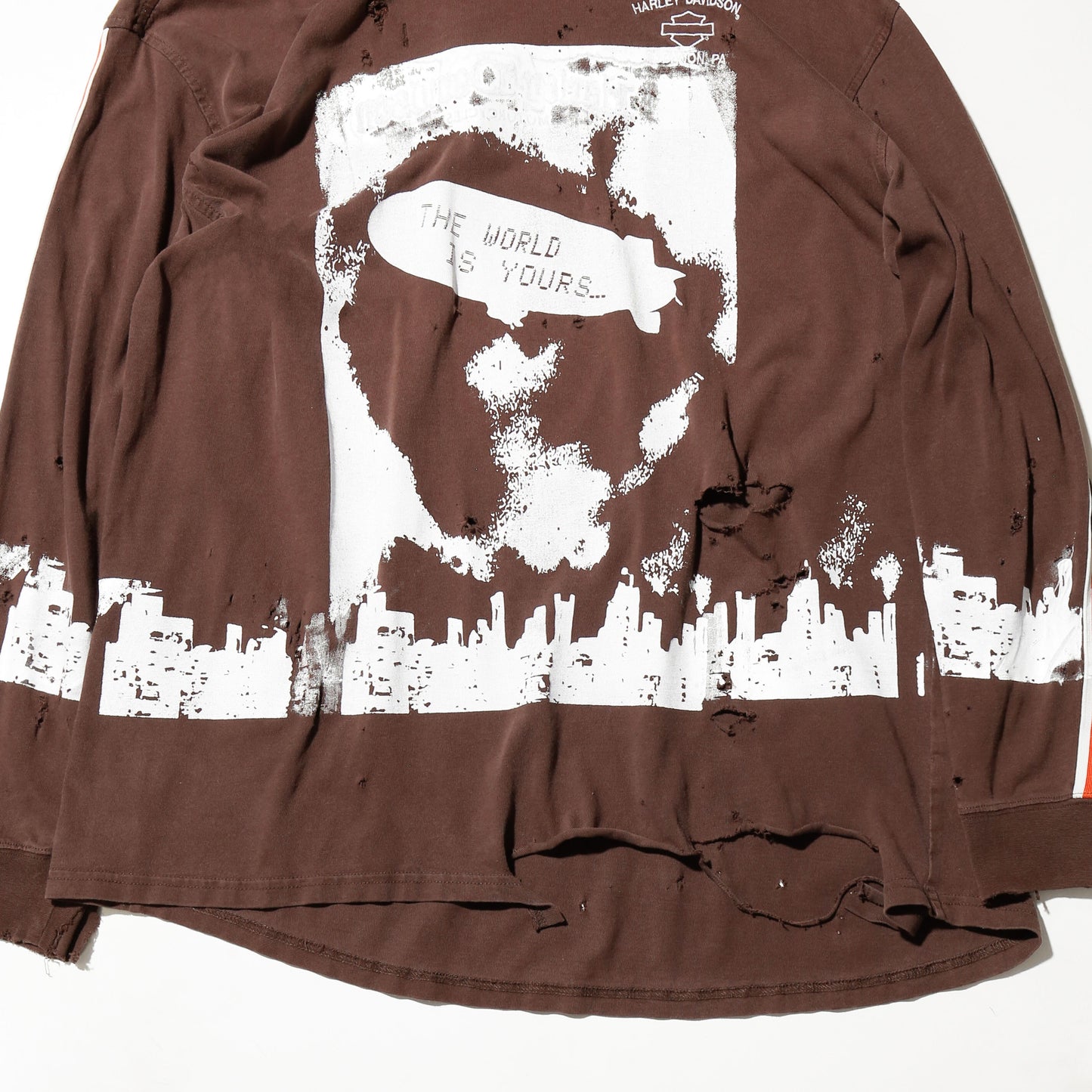 *one-off  "the world is yours" hand screen l/s
