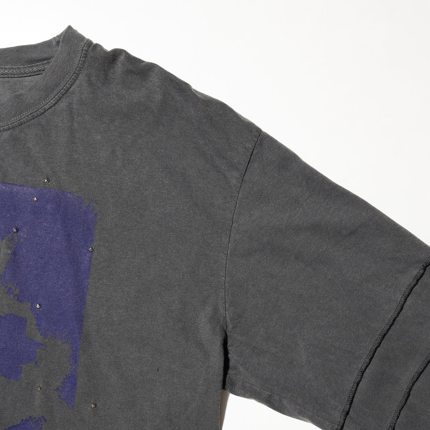 *one-off "the world is yours" hand screen l/s