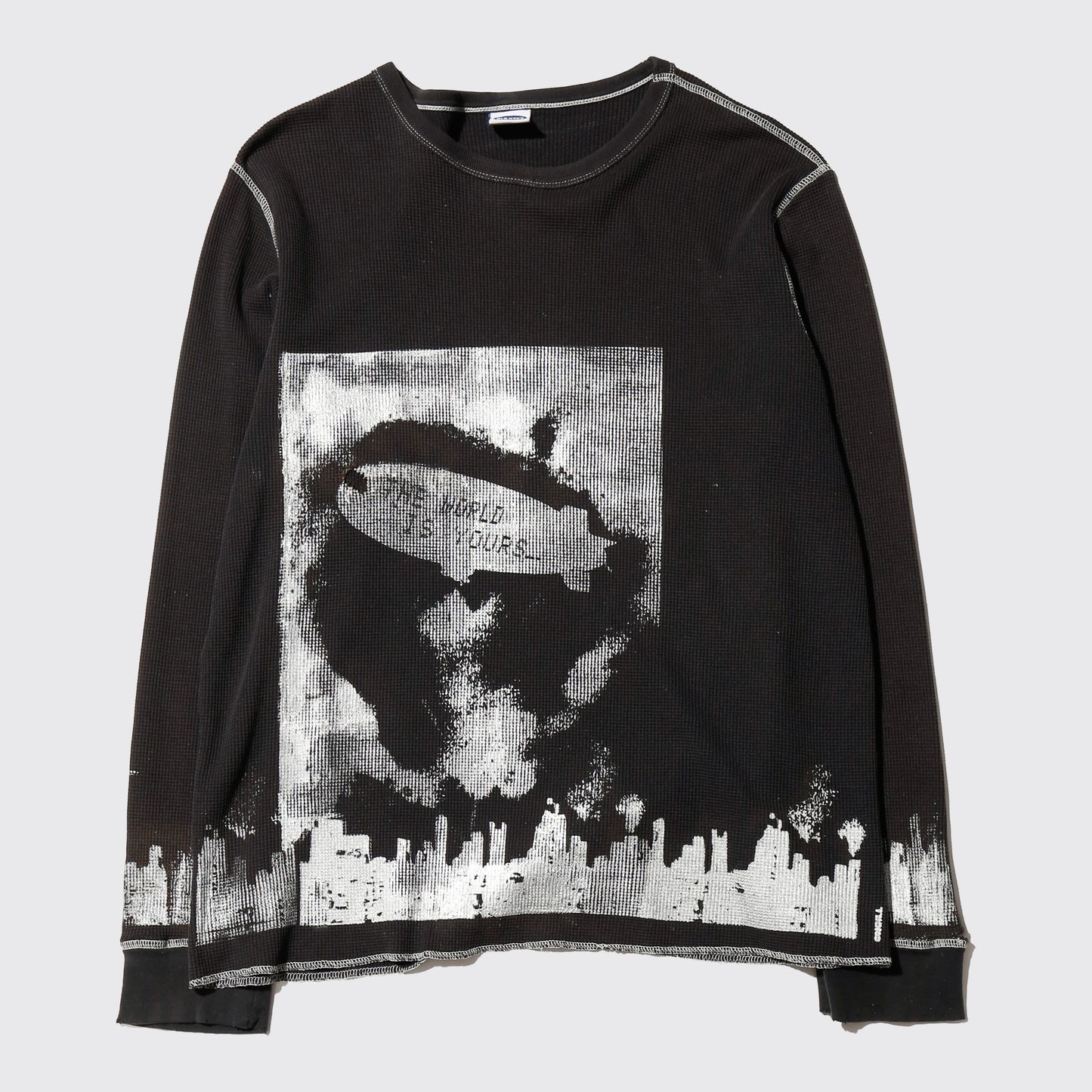 *one-off "the world is yours" hand screen l/s