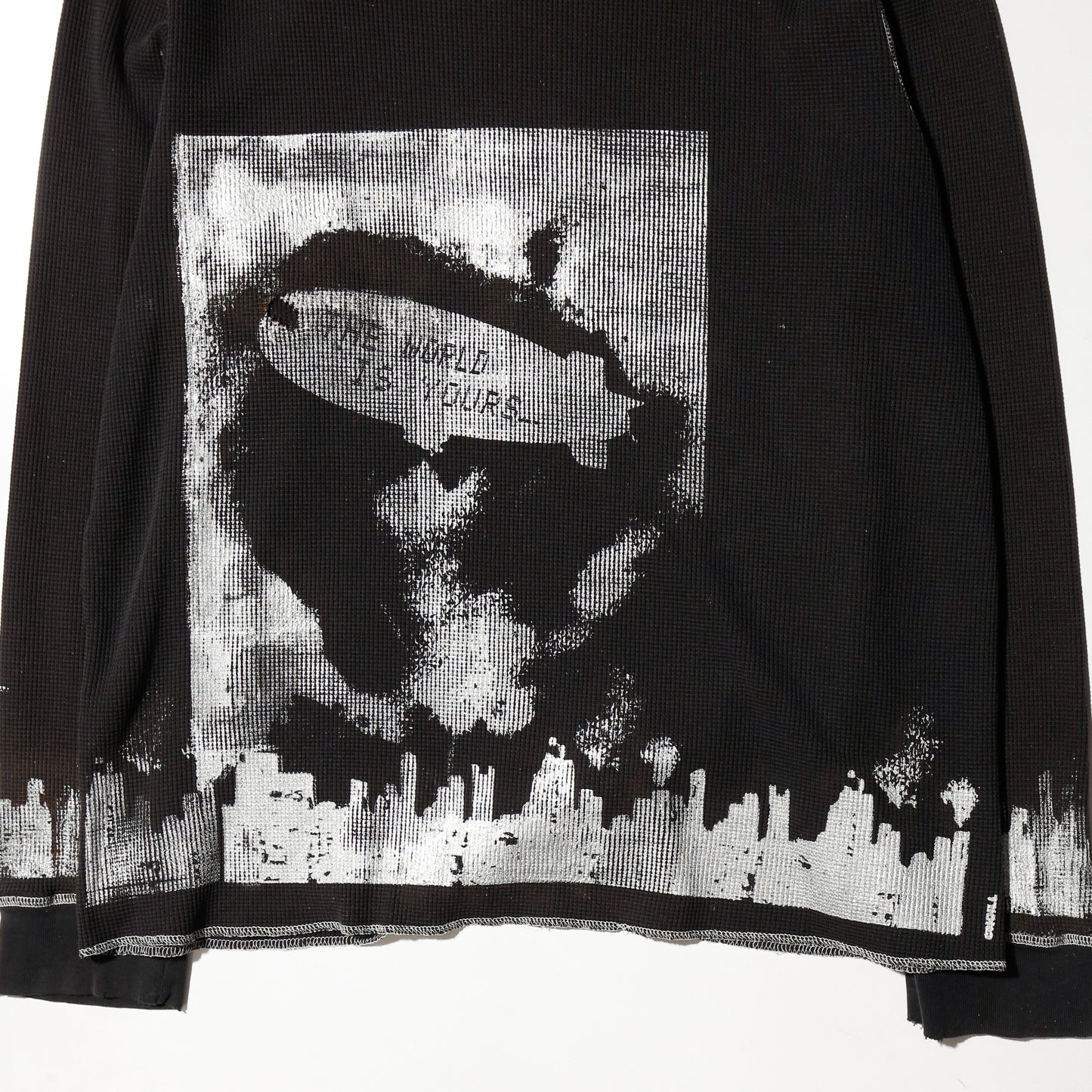 *one-off "the world is yours" hand screen l/s