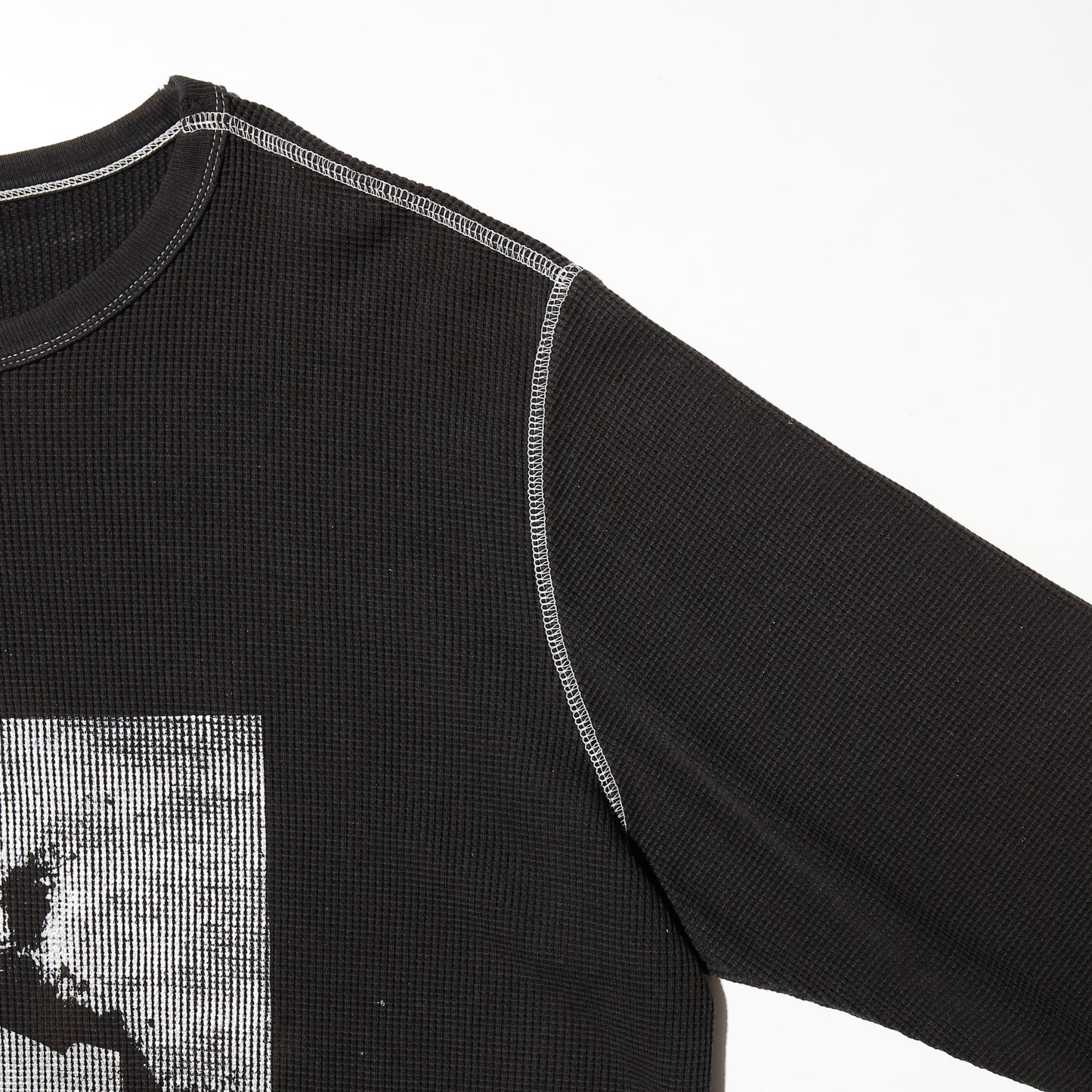 *one-off "the world is yours" hand screen l/s