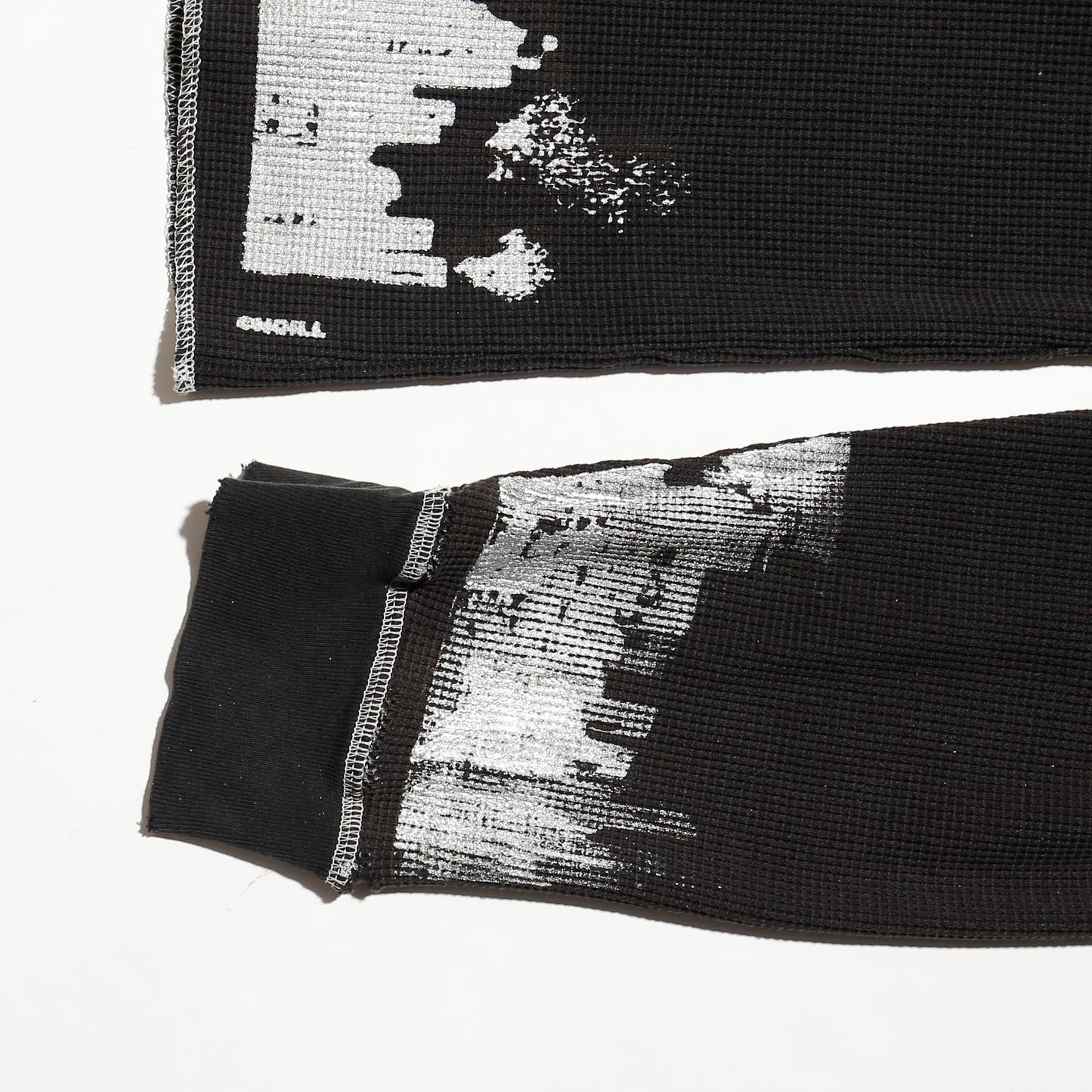 *one-off "the world is yours" hand screen l/s