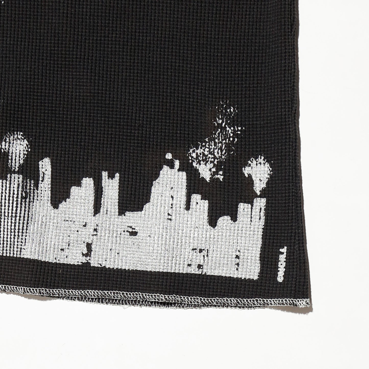*one-off "the world is yours" hand screen l/s
