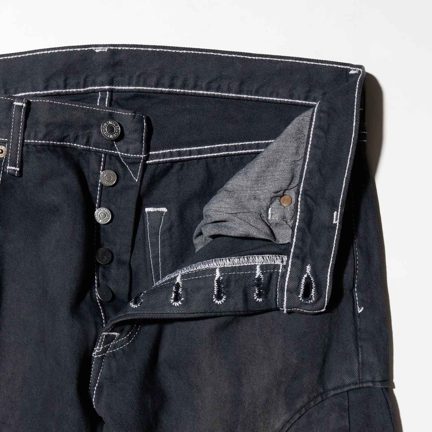 *one-off genom jeans: model-fade finish