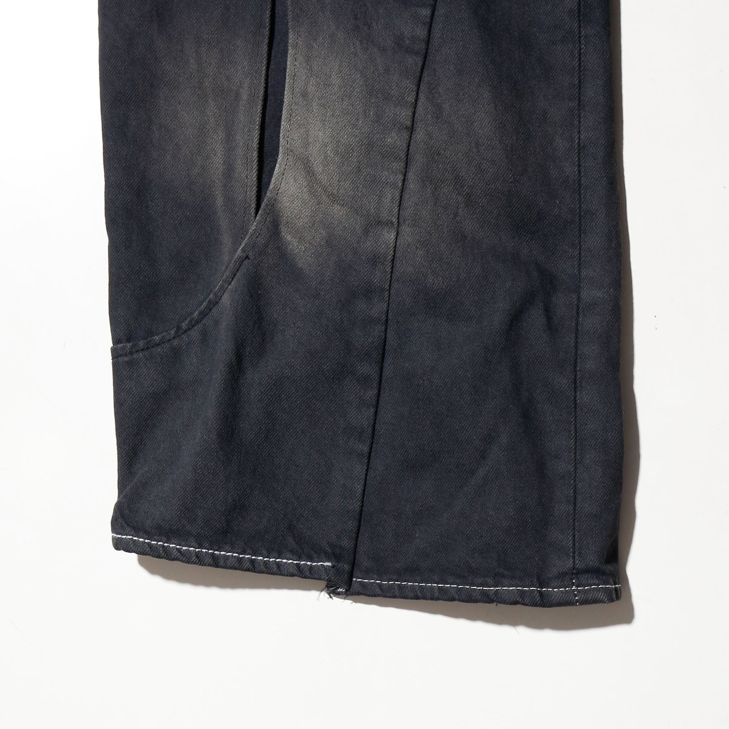 *one-off genom jeans: model-fade finish
