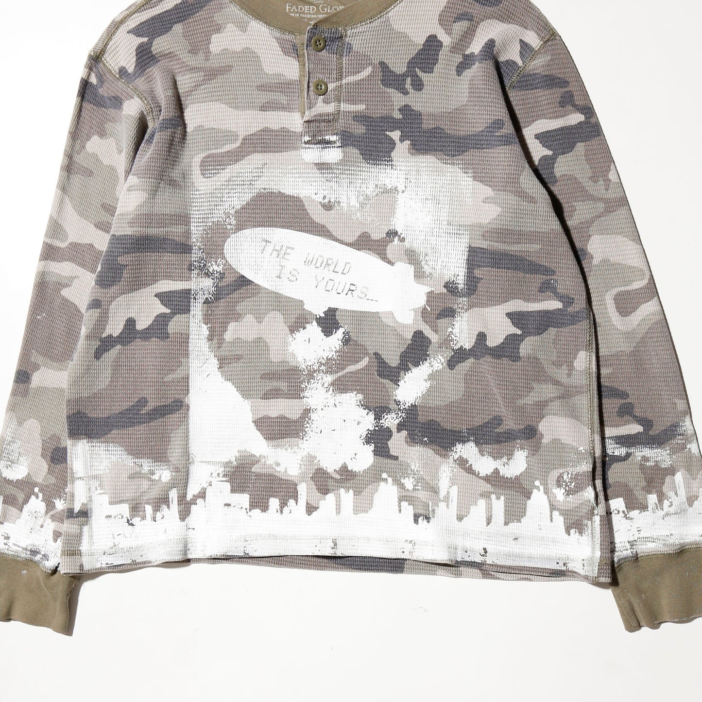 *one-off "the world is yours" hand screen l/s