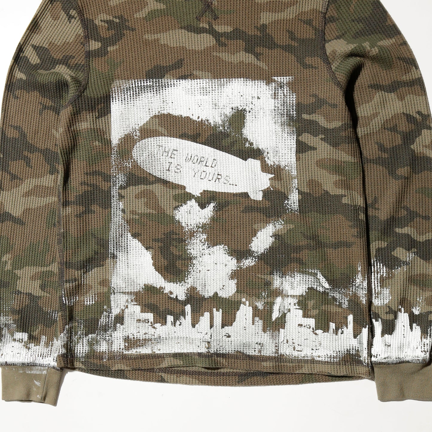 *one-off "the world is yours" hand screen l/s