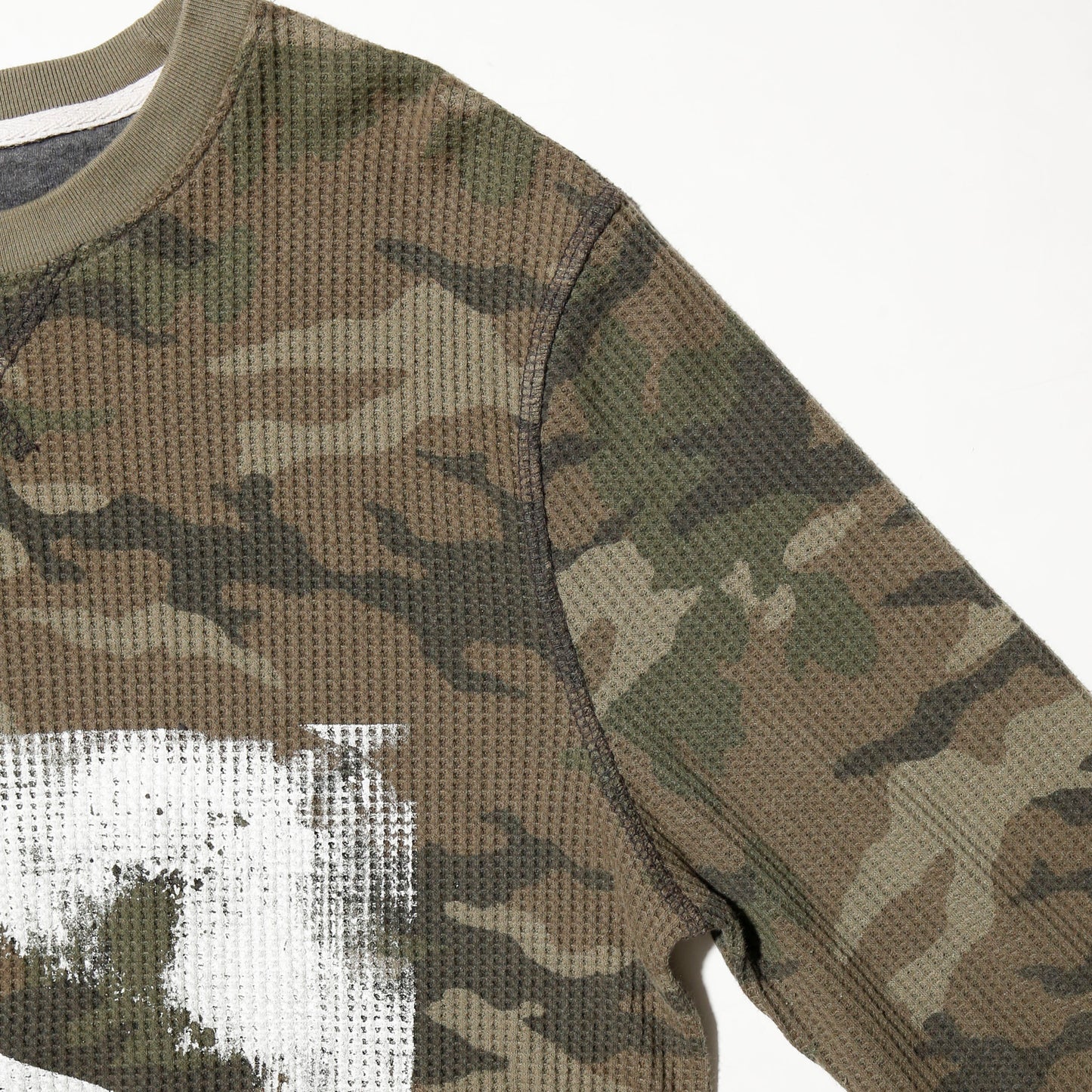 *one-off "the world is yours" hand screen l/s