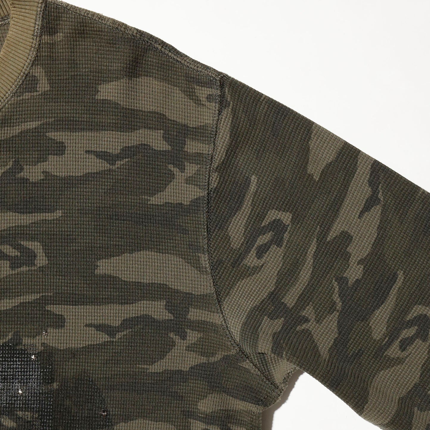 *one-off "the world is yours" hand screen l/s