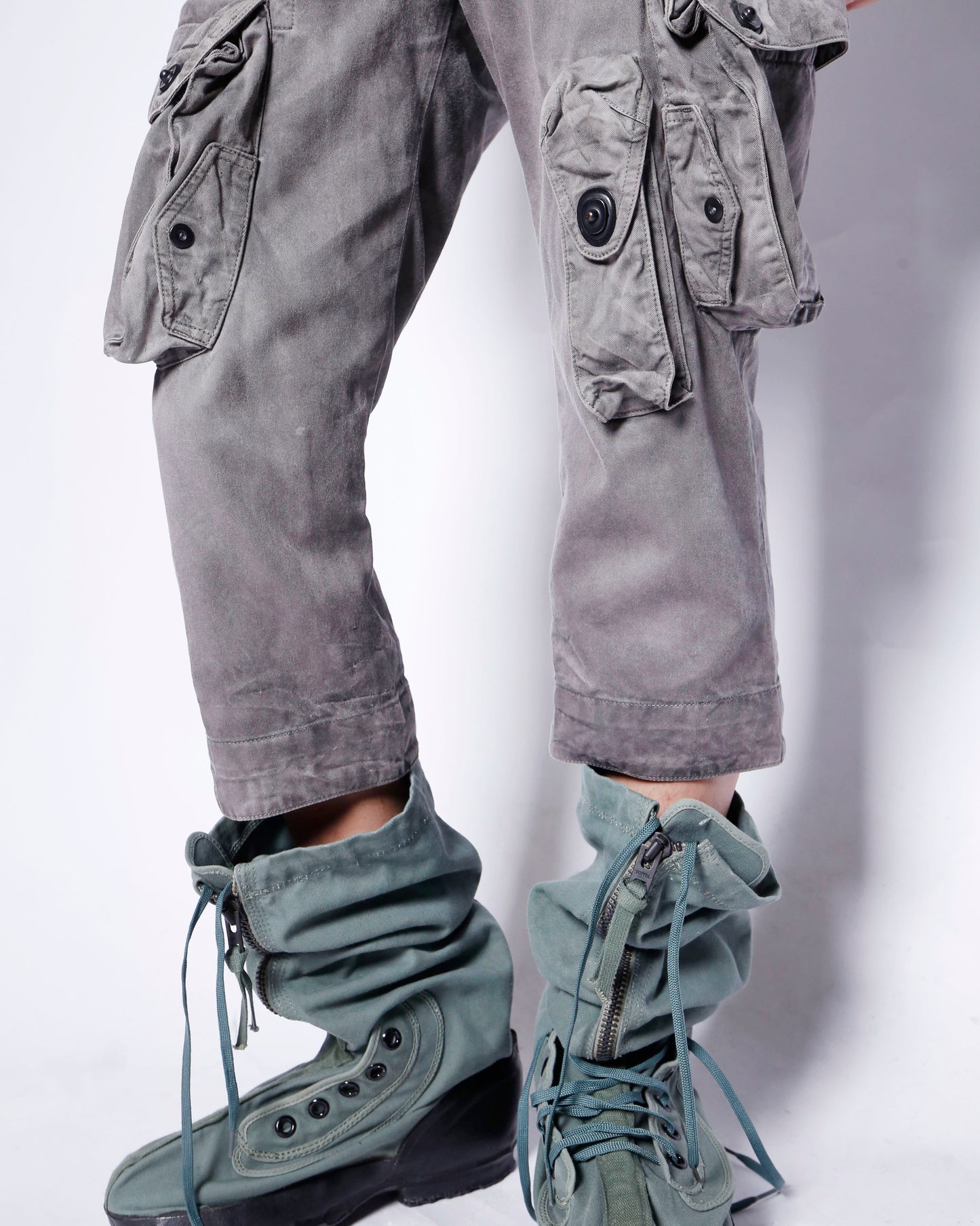 09s/s JULIUS "CANON_1 THE POSSESSED" gasmask cropped trousers