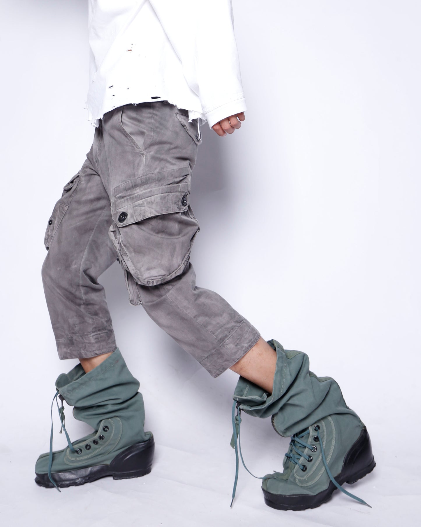 09s/s JULIUS "CANON_1 THE POSSESSED" gasmask cropped trousers