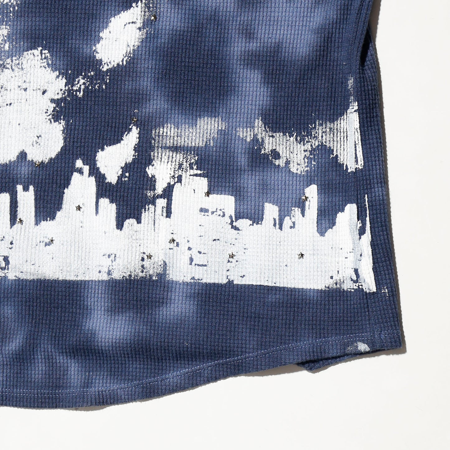 *one-off "the world is yours" hand screen l/s