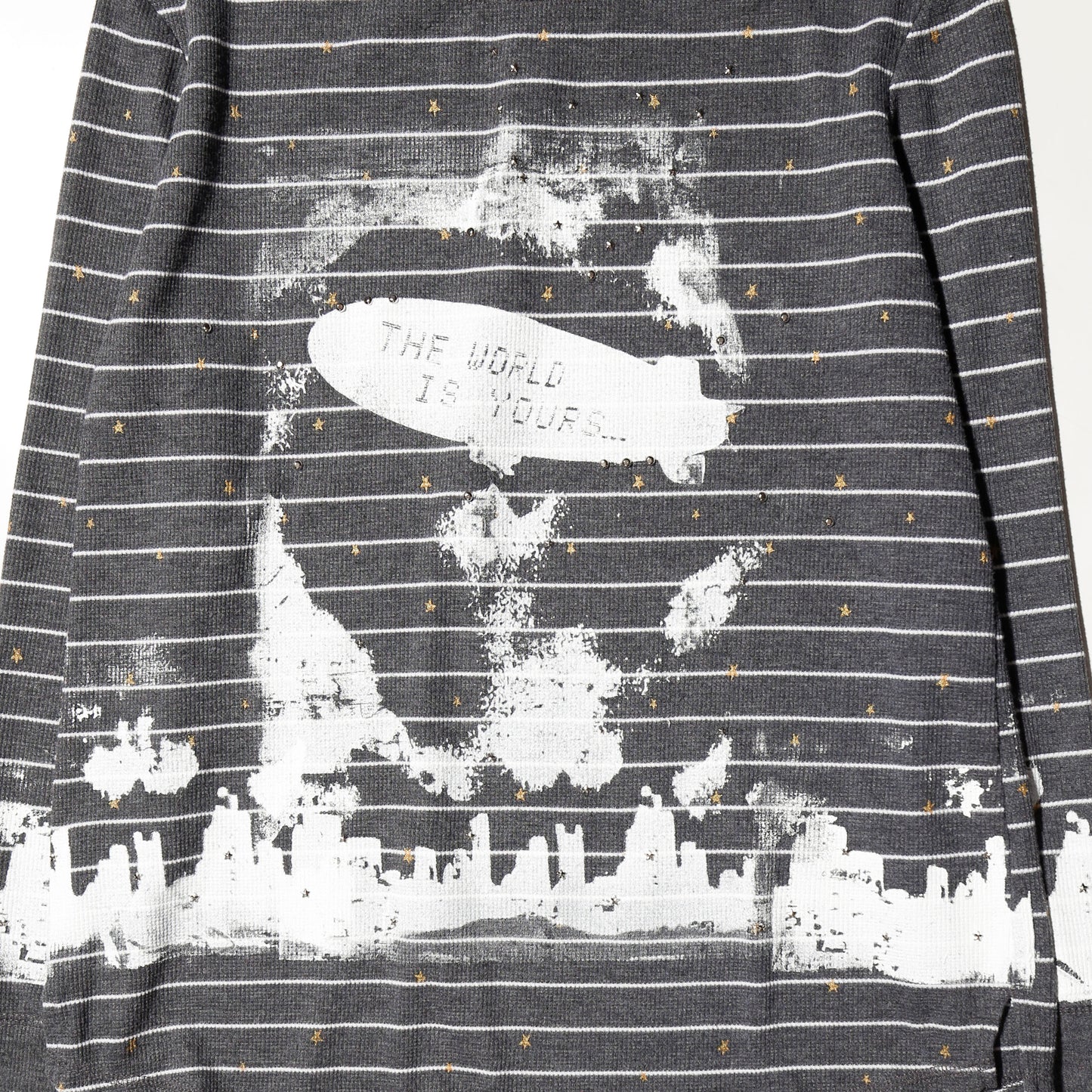 *one-off "the world is yours" hand screen l/s