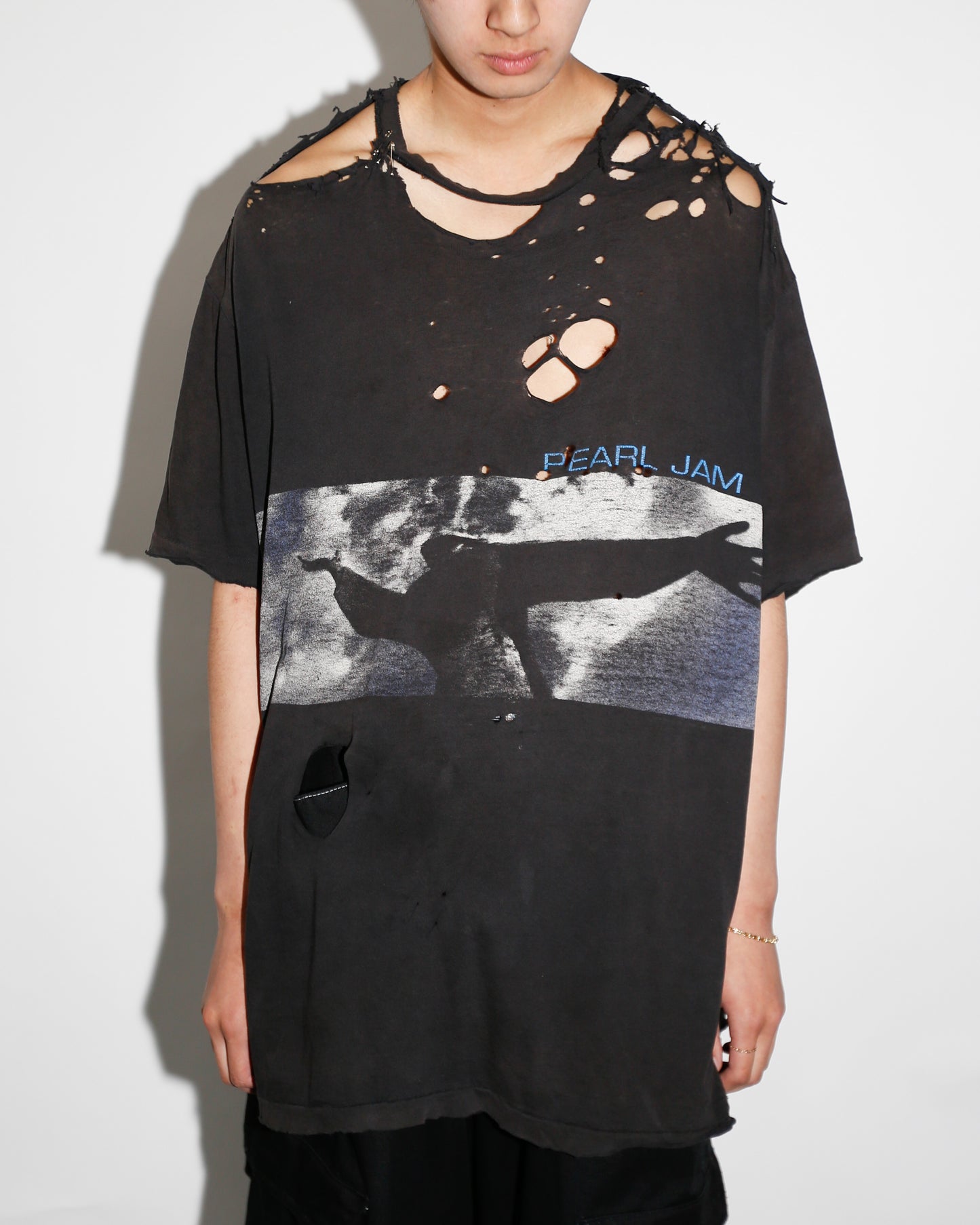 vintage 1998's Pearl Jam Yield broken t-shirt