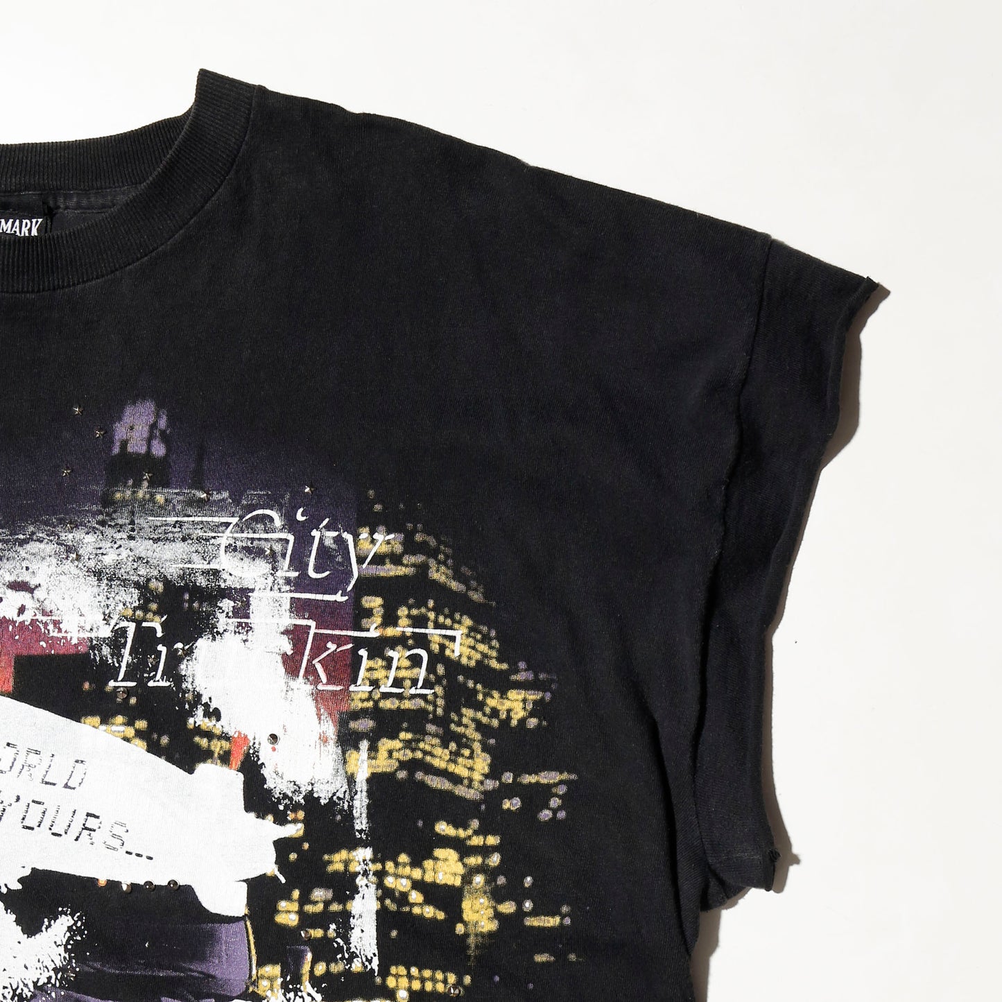*one-off "the world is yours" hand screen n/s t-shirt