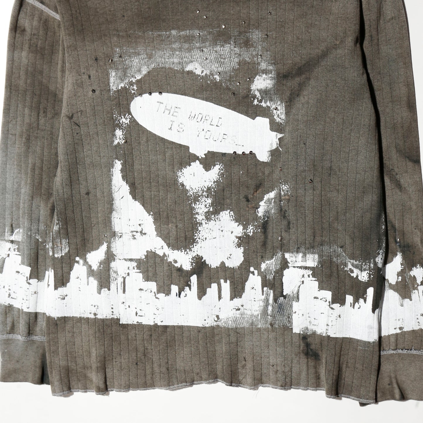 *one-off "the world is yours" hand screen l/s