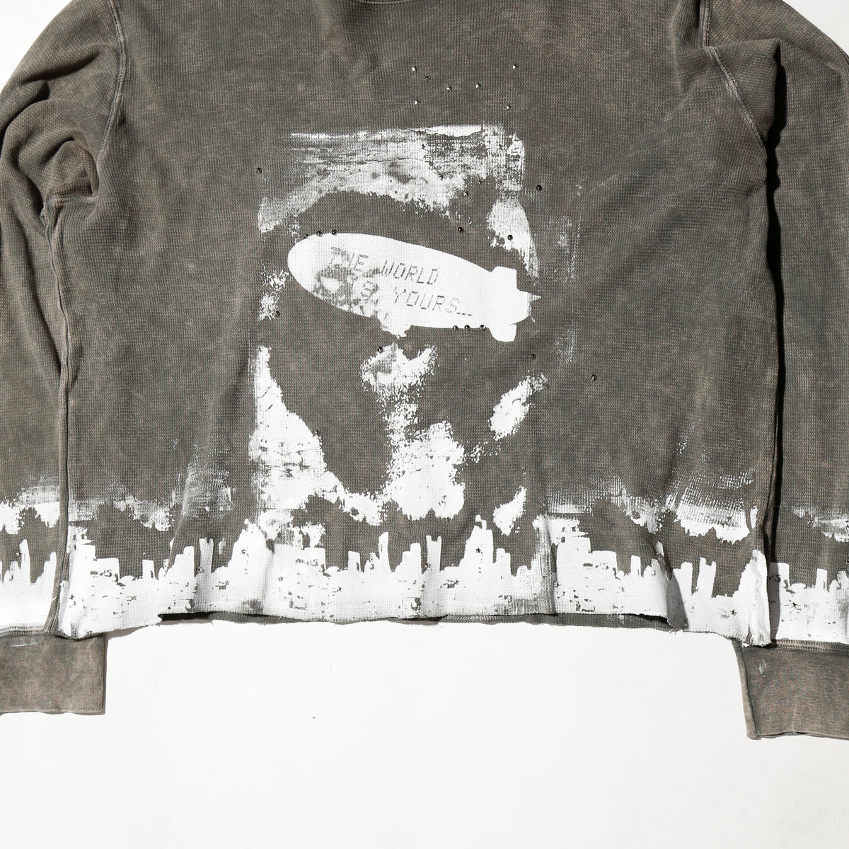 *one-off "the world is yours" hand screen l/s