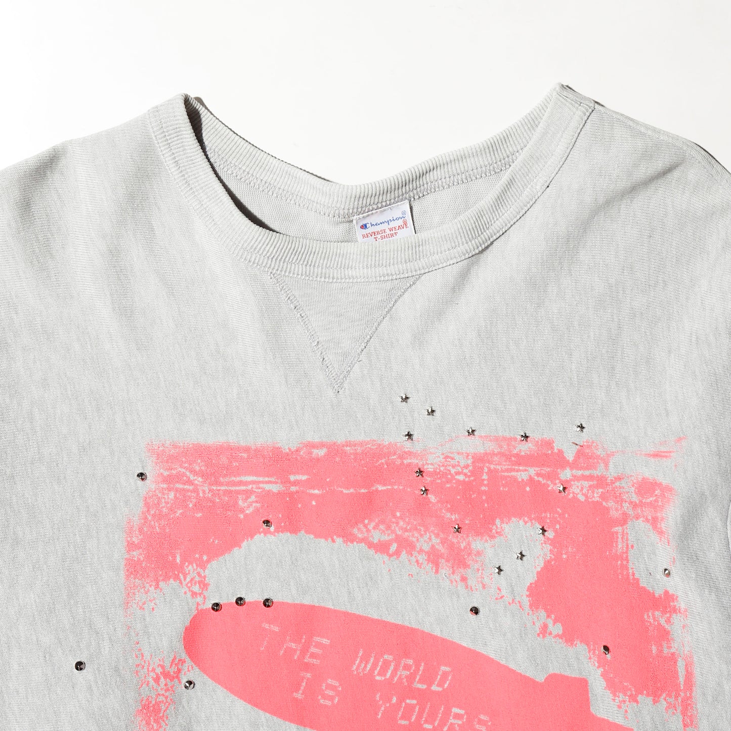 *one-off "the world is yours" hand screen l/s