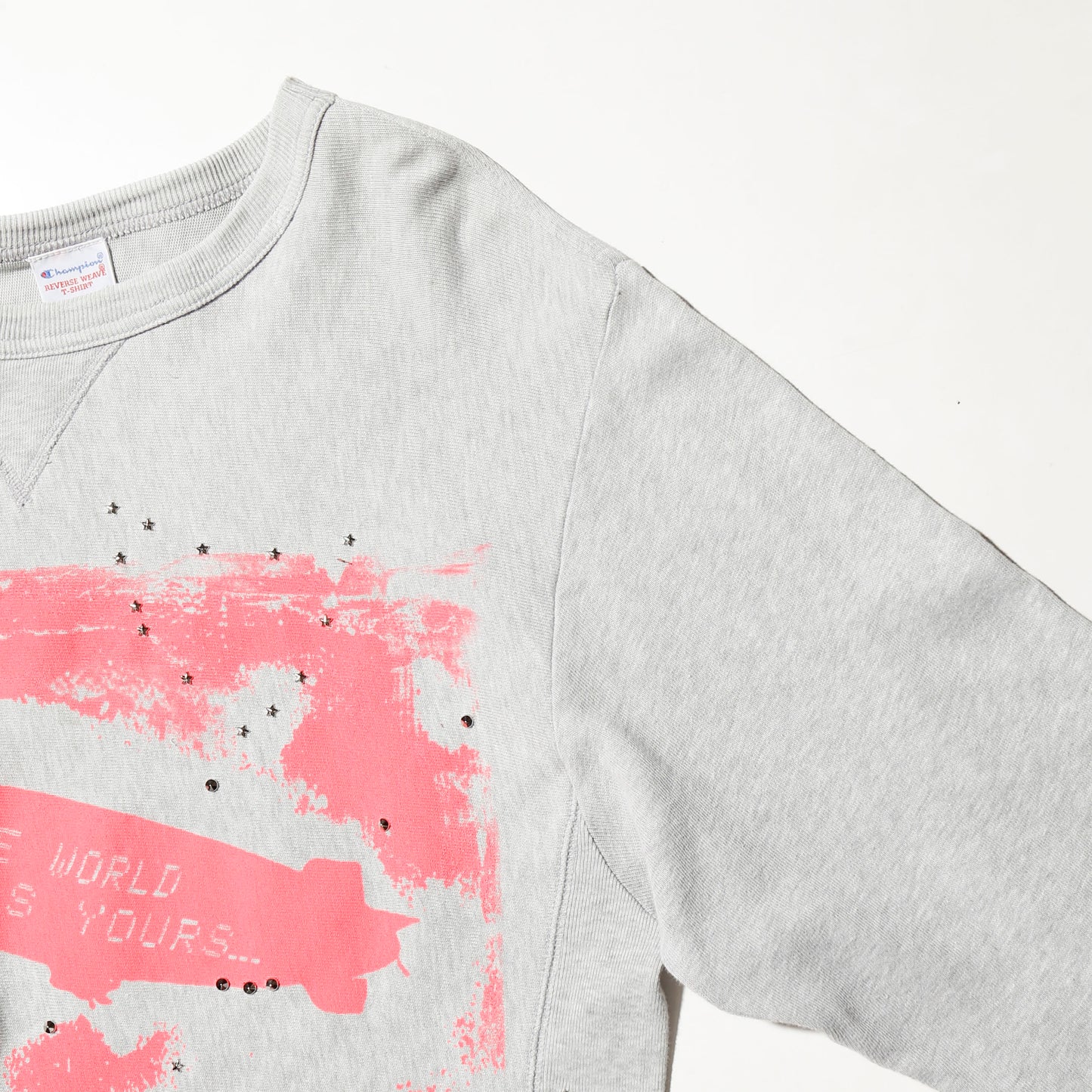 *one-off "the world is yours" hand screen l/s